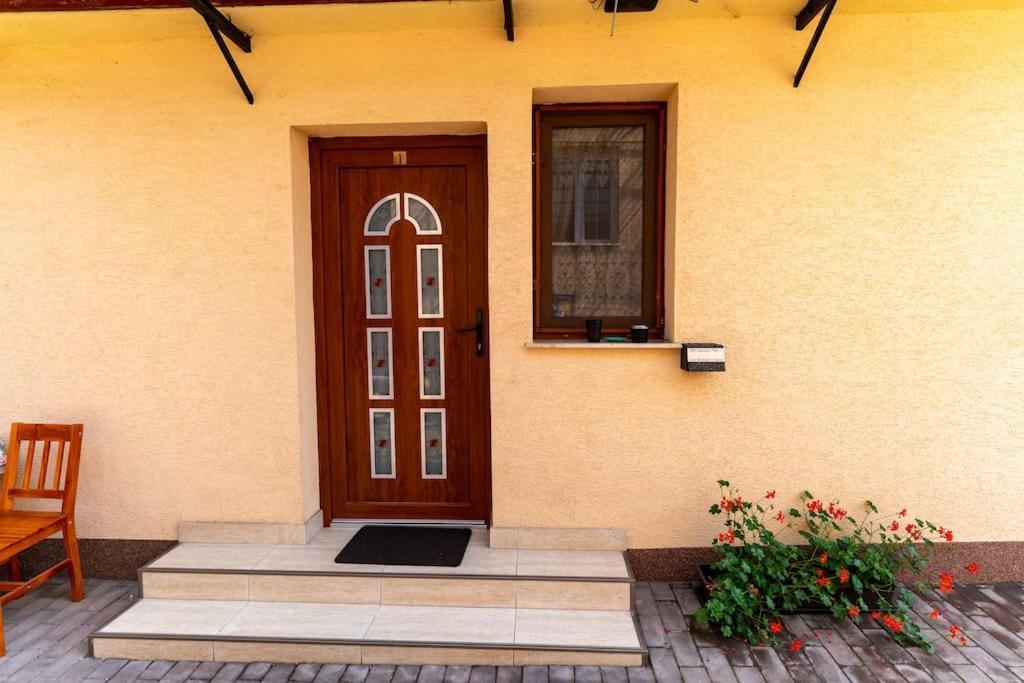La Bebe 3 Apartment Hunedoara Bagian luar foto