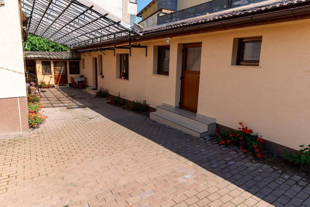 La Bebe 3 Apartment Hunedoara Bagian luar foto